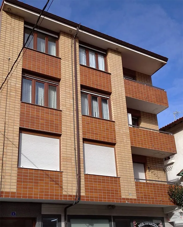 Tejados y Canalones J. Martínez fachada de edificio